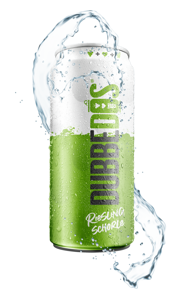Eine spritzige Dose Dubbedos Weinschorle Riesling, umgeben von erfrischenden Wasserspritzern.