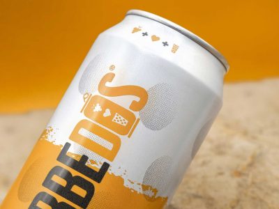 Nahaufnahme einer DUBBEDOS Dose für süße Weinschorle, die Details des Designs hervorhebt.