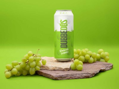 DUBBEDOS Rieslingschorle-Dose auf einem Stein mit grünen Trauben, perfekt für eine saure Weißweinschorle-Erfrischung im Grünen.