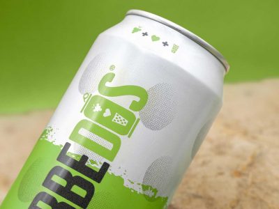 Detailaufnahme der DUBBEDOS Rieslingschorle-Dose, die das markante Design und die Logos zeigt, vor einem natürlichen Hintergrund.