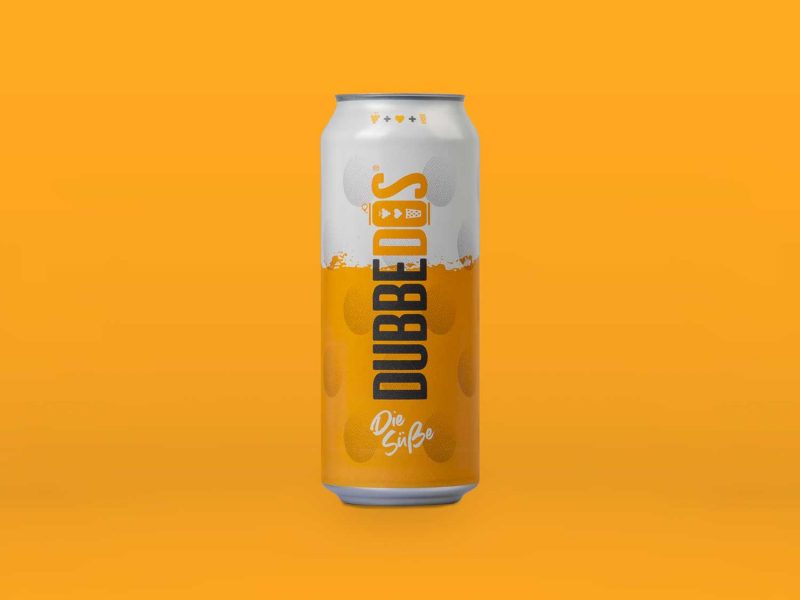 Eine Dose DUBBEDOS Süße Weinschorle vor orangefarbenem Hintergrund – Weinschorle süß und erfrischend.