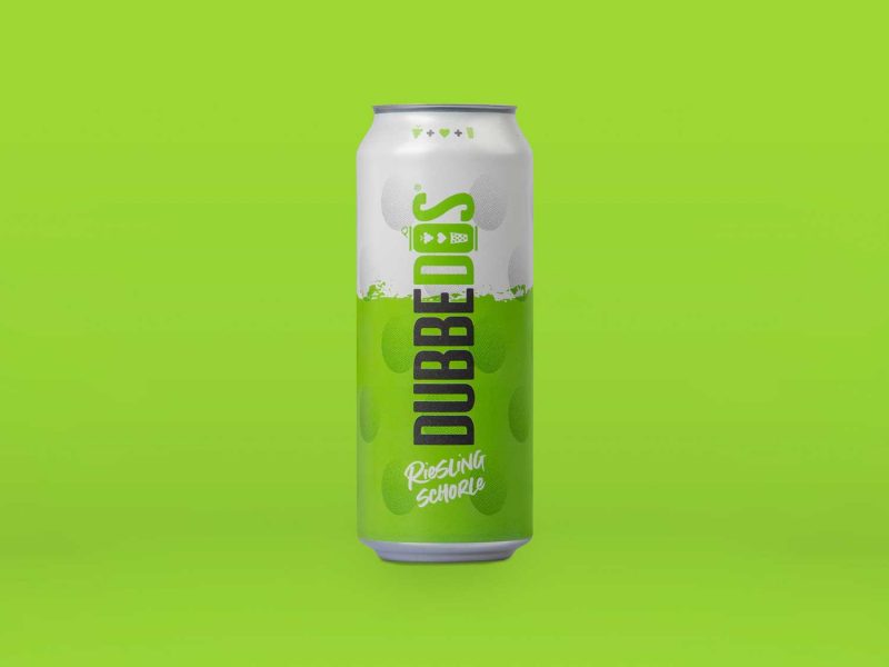 Dose DUBBEDOS Rieslingschorle vor einem hellen Hintergrund – spritzige Weißweinschorle mit frischem Riesling-Geschmack.