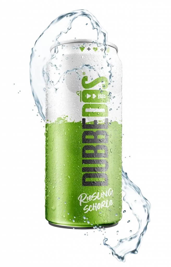 Eine spritzige Dose Dubbedos Weinschorle Riesling, umgeben von erfrischenden Wasserspritzern.