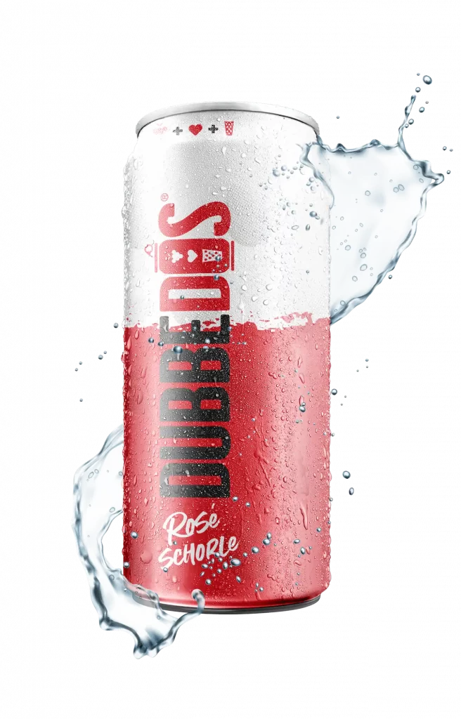 Eine spritzige Dose Dubbedos Roseschorle, umgeben von erfrischenden Wasserspritzern